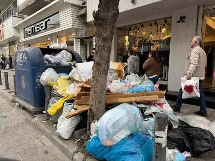 İşçiler grevde, İzmir çöp içinde Dükkanımızı açamaz hale geldik