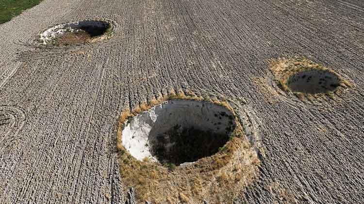 8 obruklu tarlada ekim mesaisi tamamlandı: Arazi üzerinde resmen ralli yapıyorlar