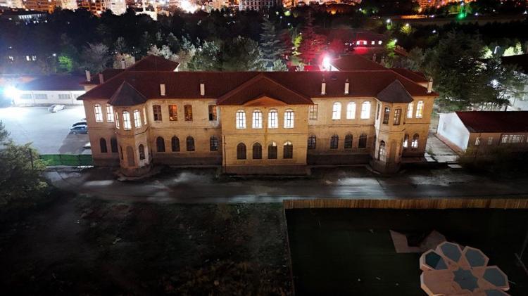 “BURADA OKUMAK BİZE ŞANSLI HİSSETTİRİYOR”
