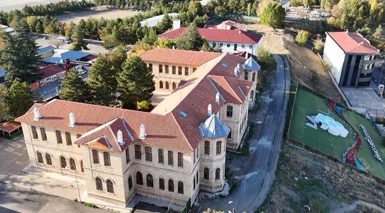 Sivasta 108 yıllık tarihi lise tarihi dokusu bozulmadan eğitim vermeye devam ediyor