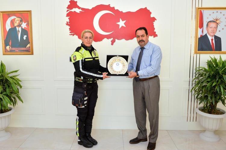 İL EMNİYET MÜDÜRÜ PLAKET VERDİ