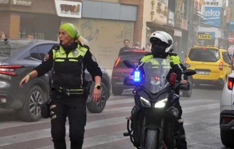 Trafiği kontrol atına aldı Antalyada yangına müdahale eden polise plaket