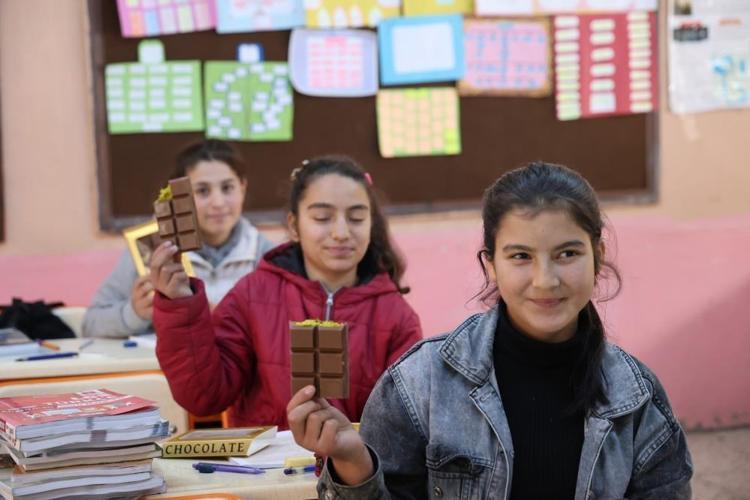 Dubai çikolatası Adanaya uğradı Fekeli çocukların hayali gerçek oldu