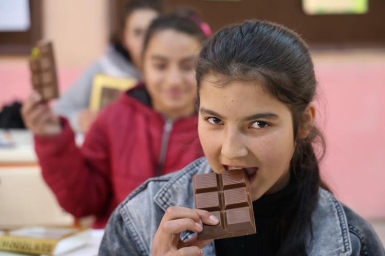 Dubai çikolatası Adanaya uğradı Fekeli çocukların hayali gerçek oldu