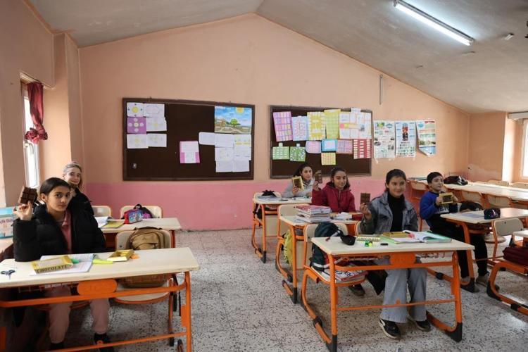 Dubai çikolatası Adanaya uğradı Fekeli çocukların hayali gerçek oldu