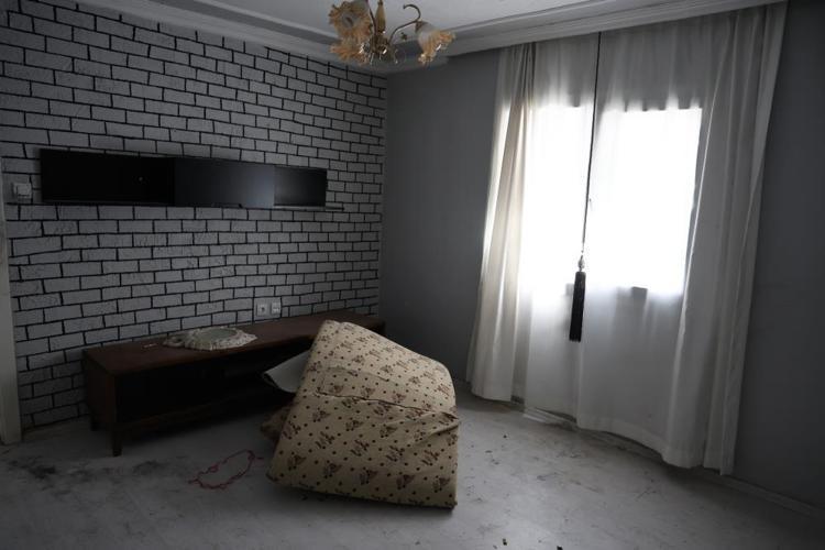 İzmirde akıllara durgunluk veren hırsızlık olayı: 35 yıllık komşu duvarı kırdı, eşyaları çaldı, sıvayıp gitti