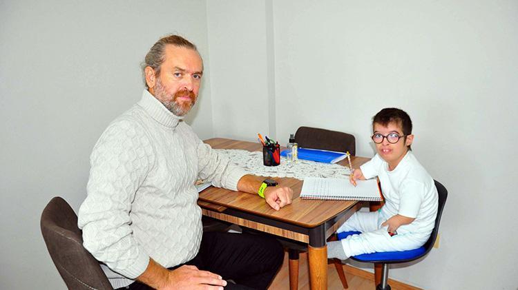 Manisada öğretmenler gönüllü olarak Roberts hastası Muhammede evinde eğitim veriyor