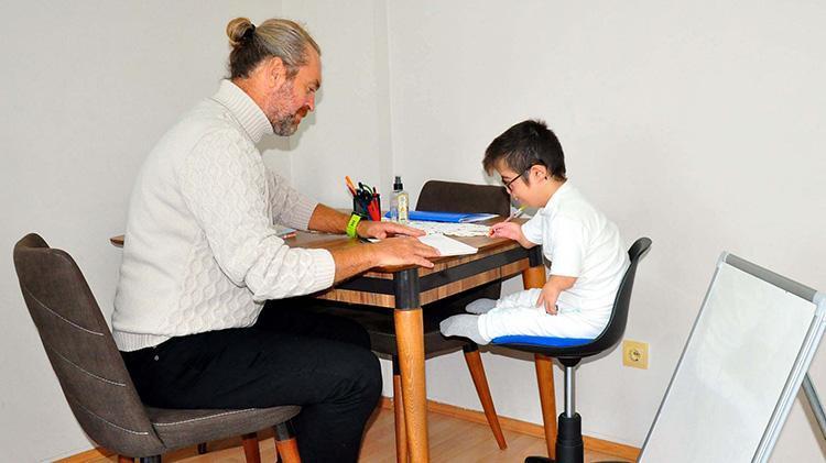 Manisada öğretmenler gönüllü olarak Roberts hastası Muhammede evinde eğitim veriyor