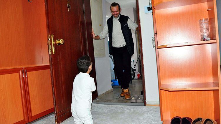 Manisada öğretmenler gönüllü olarak Roberts hastası Muhammede evinde eğitim veriyor