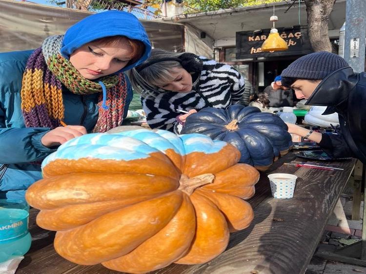 Kabak pişmeyen eve korkunç Bocuk girer Edirnede Balkan geleneği için bir araya gelip, kabak boyadılar