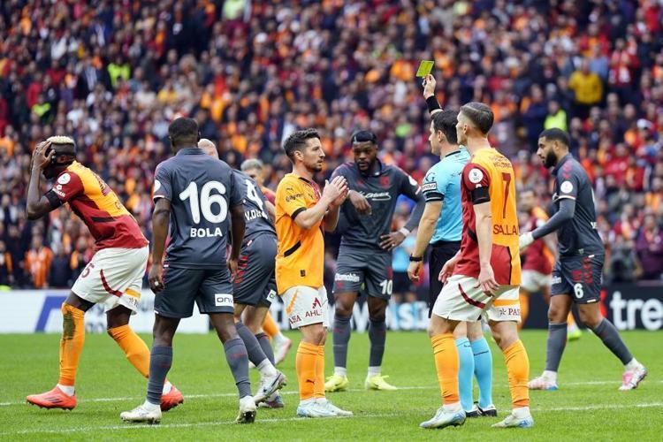 Okan Buruk, AZ Alkmaar karşısında kadroyu değiştirdi Mertens ve Batshuayi kararı