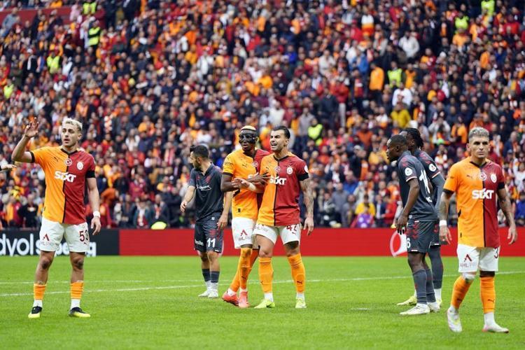 Okan Buruk, AZ Alkmaar karşısında kadroyu değiştirdi Mertens ve Batshuayi kararı