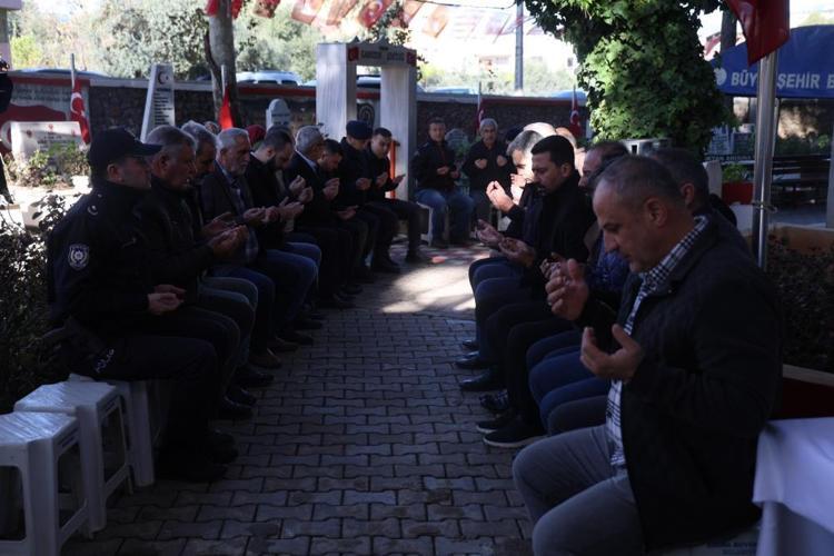 Şehit olan oğlunun kabrinin başından bir gün olsun ayrılmıyor