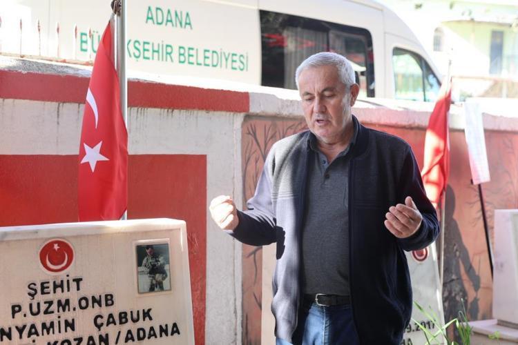 Şehit olan oğlunun kabrinin başından bir gün olsun ayrılmıyor