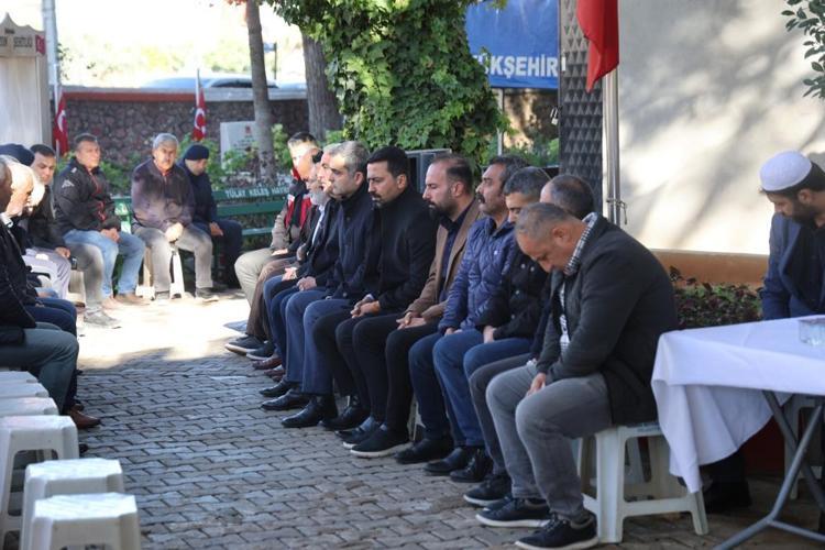 Şehit olan oğlunun kabrinin başından bir gün olsun ayrılmıyor