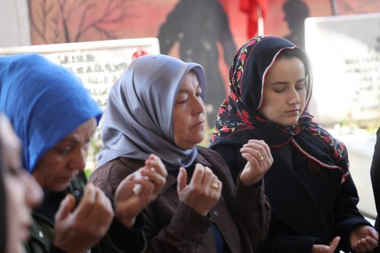 Şehit olan oğlunun kabrinin başından bir gün olsun ayrılmıyor