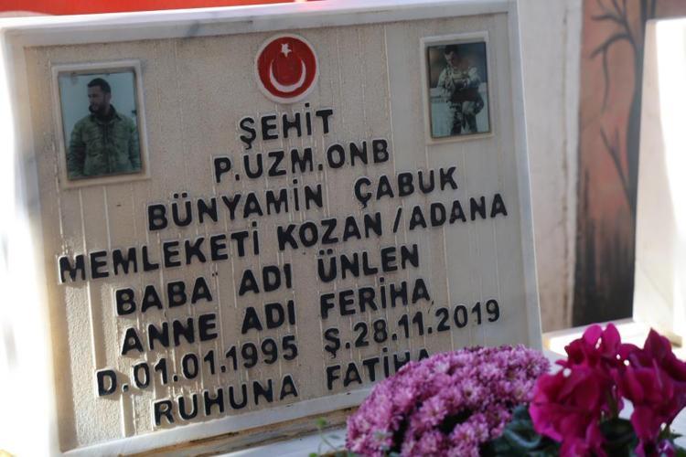 Şehit olan oğlunun kabrinin başından bir gün olsun ayrılmıyor