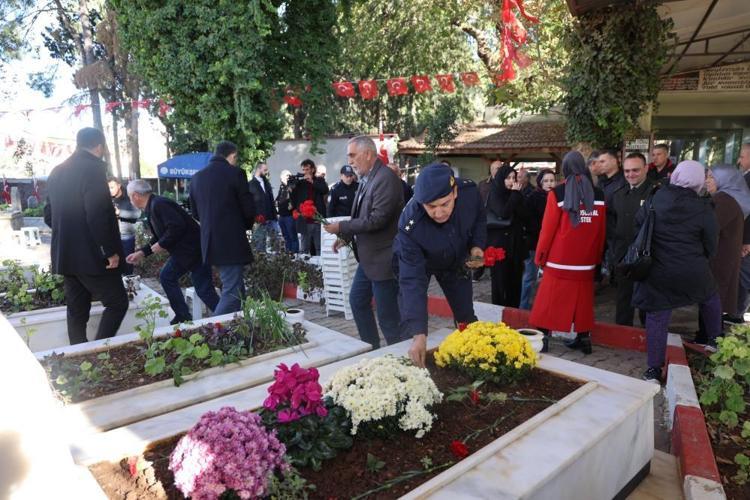 Şehit olan oğlunun kabrinin başından bir gün olsun ayrılmıyor