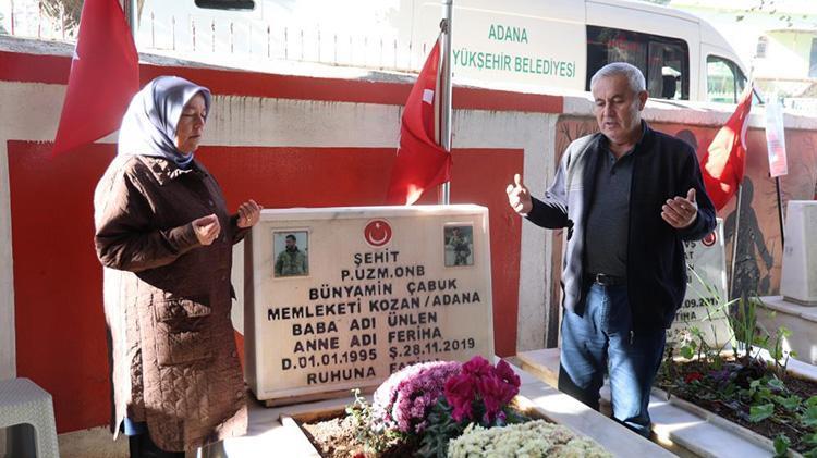 Şehit olan oğlunun kabrinin başından bir gün olsun ayrılmıyor