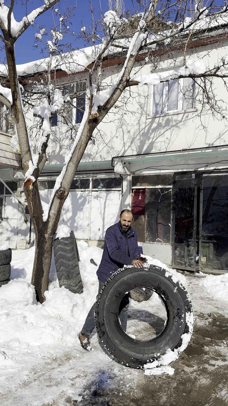 Doğuda yoğun kar yağışı hayatı olumsuz etkiledi Köylülerin kar temizleme mesaisi başladı