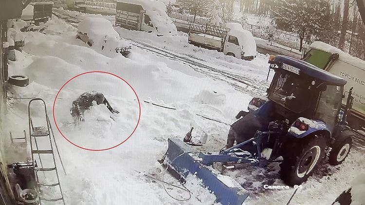 Doğuda yoğun kar yağışı hayatı olumsuz etkiledi Köylülerin kar temizleme mesaisi başladı