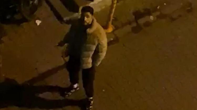 Kağıthanede uzaklaştırma kararı verilen eski sevgili kapının önüne gelerek cama taş attı