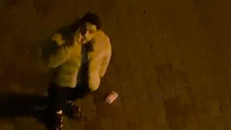 Kağıthanede uzaklaştırma kararı verilen eski sevgili kapının önüne gelerek cama taş attı