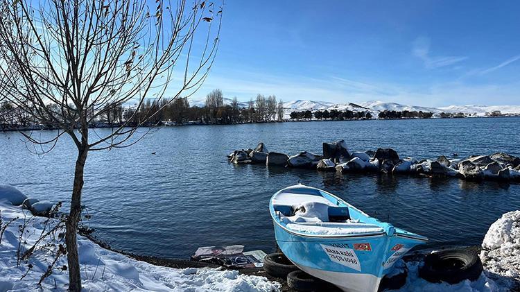 Çıldır Gölünde mevsimin ilk karı düştü, kış sezonu için hazırlıklar başladı