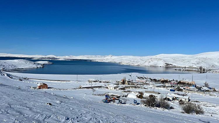 Çıldır Gölünde mevsimin ilk karı düştü, kış sezonu için hazırlıklar başladı
