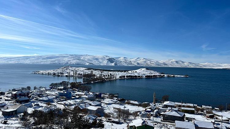 Çıldır Gölünde mevsimin ilk karı düştü, kış sezonu için hazırlıklar başladı