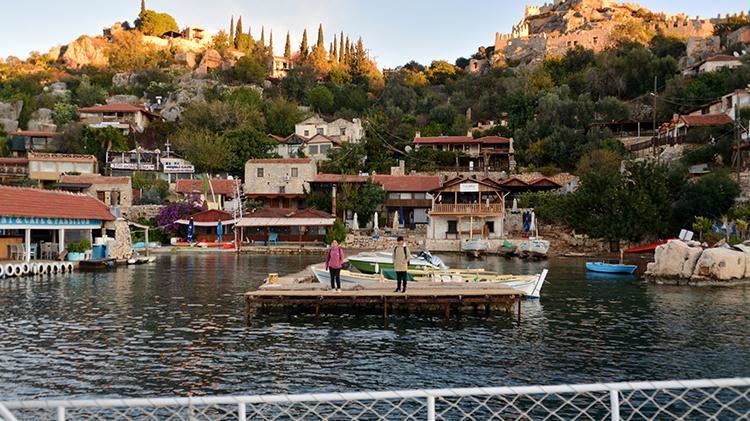 Antalya Demrede çocuklar okula gidebilmek için her gün deniz yolculuğu yapıyor