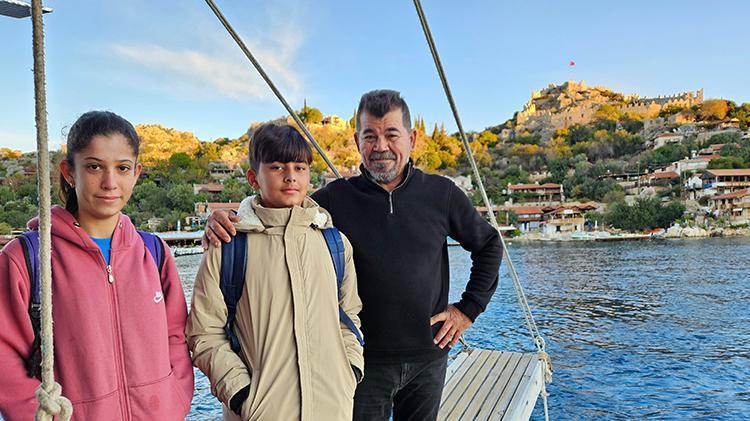 Antalya Demrede çocuklar okula gidebilmek için her gün deniz yolculuğu yapıyor