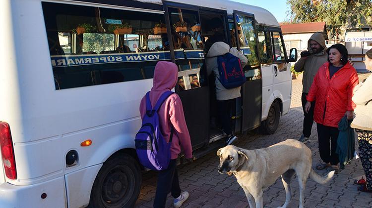 Antalya Demrede çocuklar okula gidebilmek için her gün deniz yolculuğu yapıyor