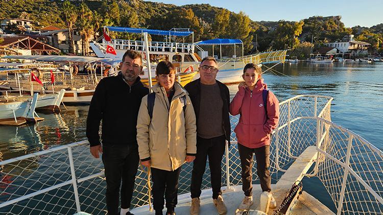Antalya Demrede çocuklar okula gidebilmek için her gün deniz yolculuğu yapıyor