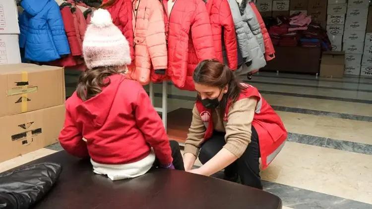 Çocuklar Üşümesin kampanyası dağ köylerindeki okullara ulaşacak Adanada 250 bin çocuğa mont ve bot yardımı