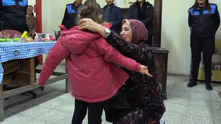 Çocuklar Üşümesin kampanyası dağ köylerindeki okullara ulaşacak Adanada 250 bin çocuğa mont ve bot yardımı