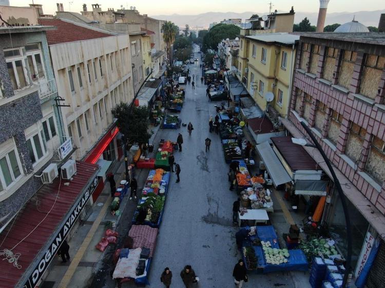 Her Salı 2 bin tezgah kuruluyor 225 yıllık tarihi pazarda ilginç de bir gelenek var