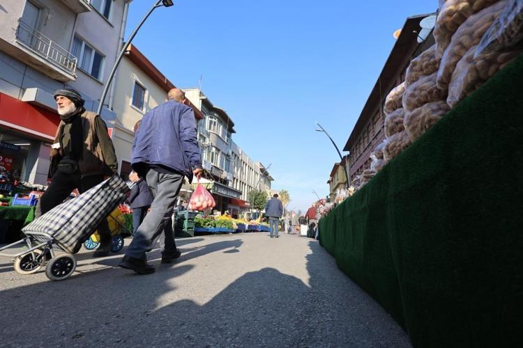 Her Salı 2 bin tezgah kuruluyor 225 yıllık tarihi pazarda ilginç de bir gelenek var