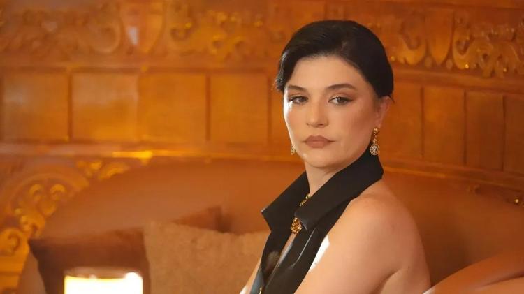 Bebeği kucağında uyuyakaldı Ünlü oyuncudan olay gönderme