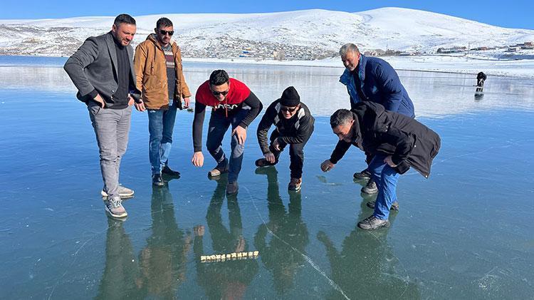 Çıldır Gölü buz tutmaya başladı: Yüzeyi buz tutan gölde renkli görüntüler ortaya çıktı