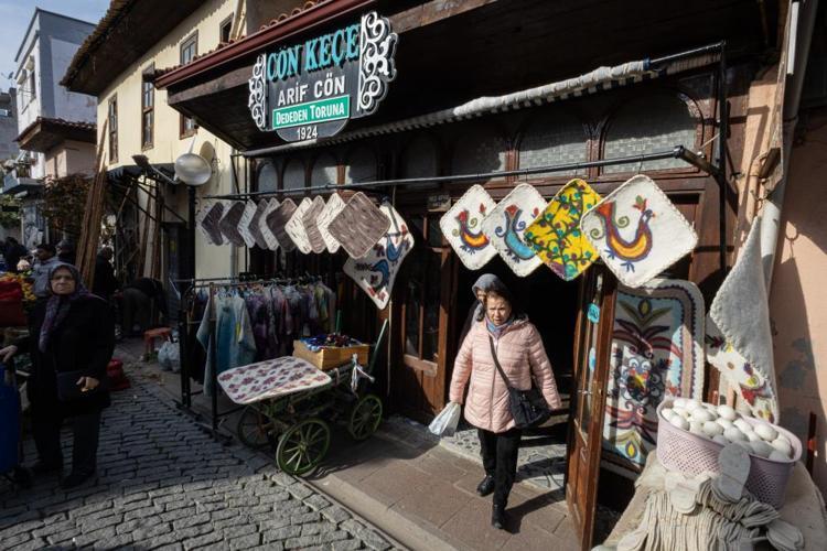 “ESKİDEN BU BEDENLE, DİZLE VE AYAKLA YAPILIYORDU. ŞUAN MAKİNEYLE YAPIYORUZ”