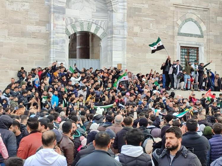 Türkiyedeki Suriyeliler Esadın devrilişini kutladı Dünya, Esadın çöküşünü böyle gördü