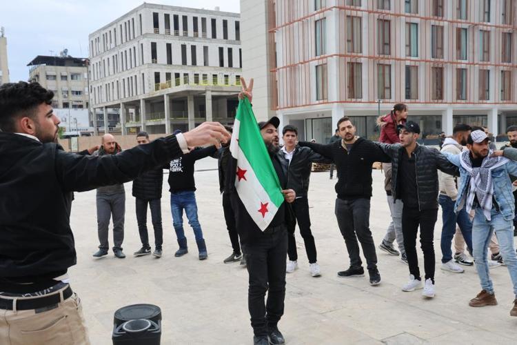 Türkiyedeki Suriyeliler Esadın devrilişini kutladı Dünya, Esadın çöküşünü böyle gördü