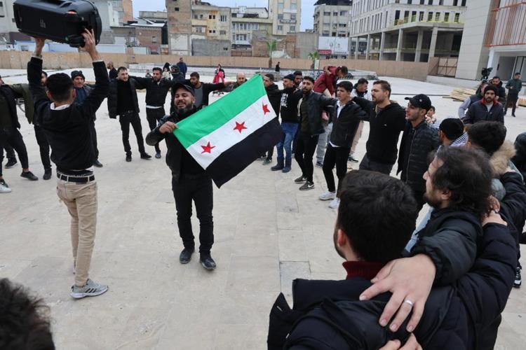 Bu görüntüler Türkiyeden Suriyeliler Esadın devrilmesini konvoylarla kutladılar Dünya basını Esadın çöküşünü böyle verdi