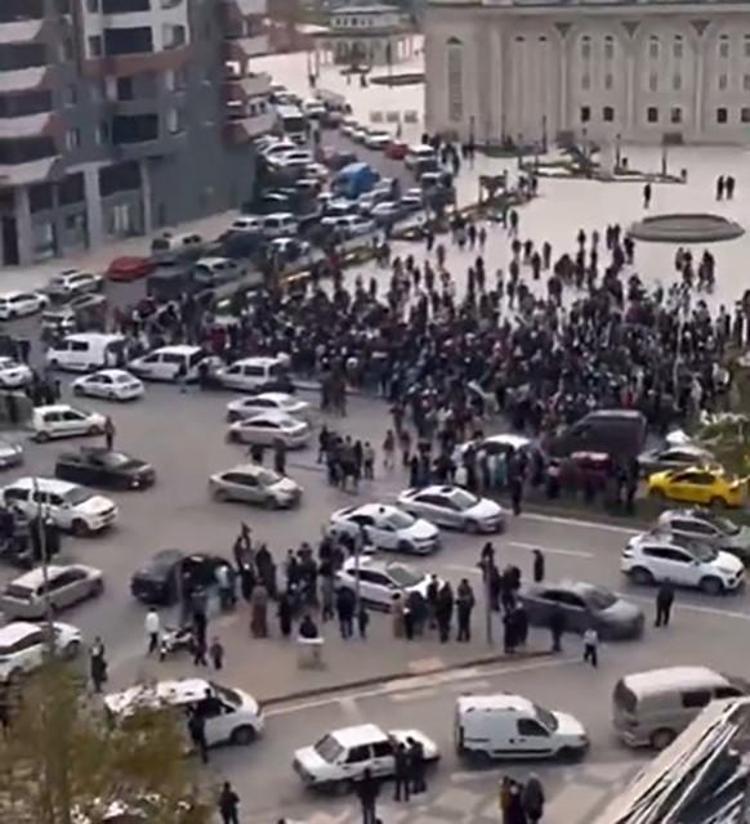 GAZİANTEPTE BİNLERCE KİŞİ MEYDANLARDAYDI