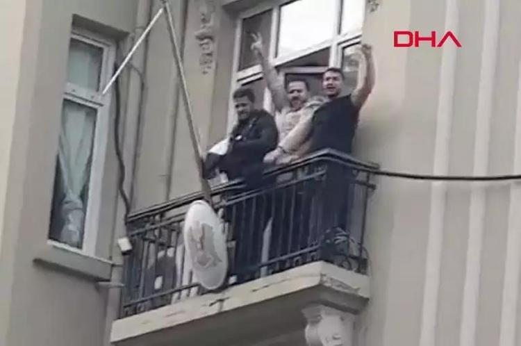 SURİYE KONSOLOSLUĞUNDA REJİM BAYRAĞI İNDİRİLDİ