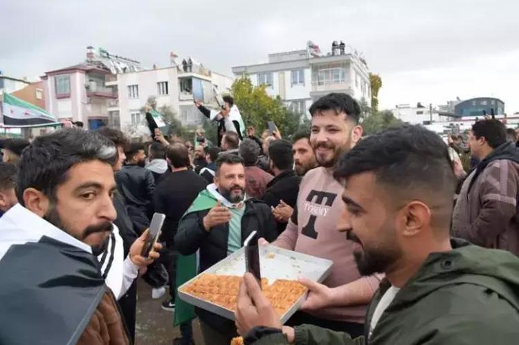 Türkiyedeki Suriyeliler Esadın devrilişini kutladı Dünya, Esadın çöküşünü böyle gördü