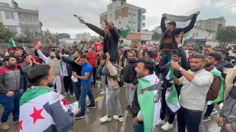 Türkiyedeki Suriyeliler Esadın devrilişini kutladı Dünya, Esadın çöküşünü böyle gördü