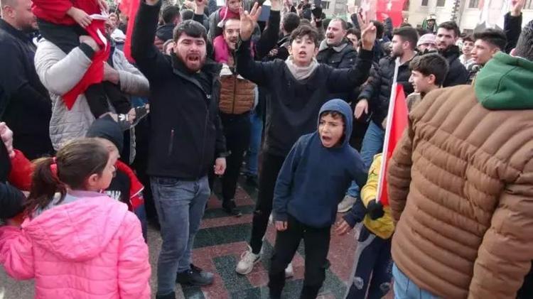 KİLİSTE SEVİNÇ GÖSTERİLERİ