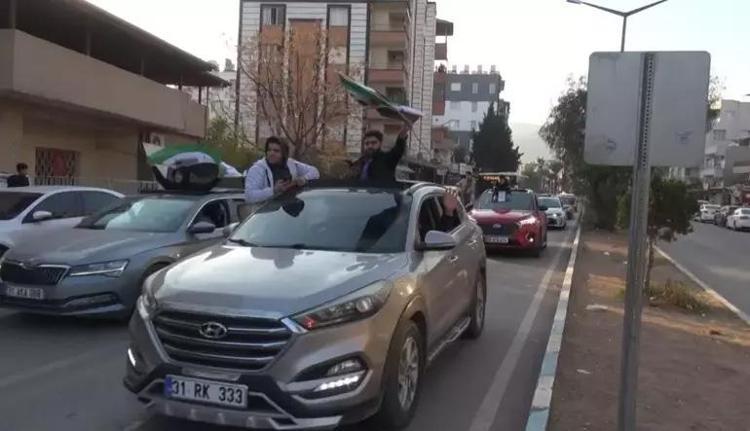 CİLVEGÖZÜNDE KUTLAMA; ‘ARTIK ÖZGÜRÜZ, HERKES VATANINA DÖNSÜN’